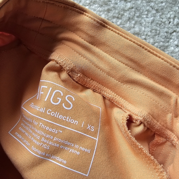 Figs Shaka Orange Scrub Set - Picture 6 of 8